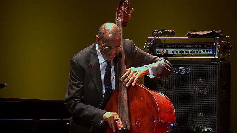 Ron Carter al contrabajo