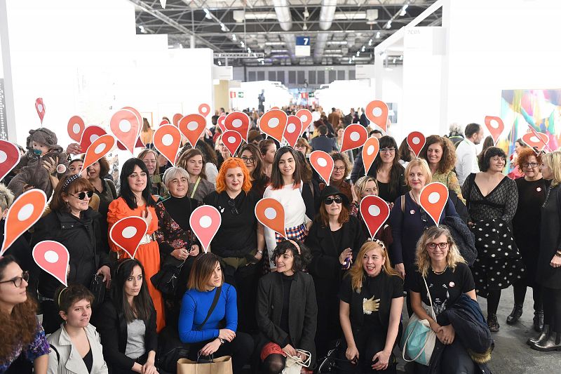 LAS MUJERES ARTISTAS MARCHAN POR ARCO CON EL LEMA "ESTAMOS AQUÍ"