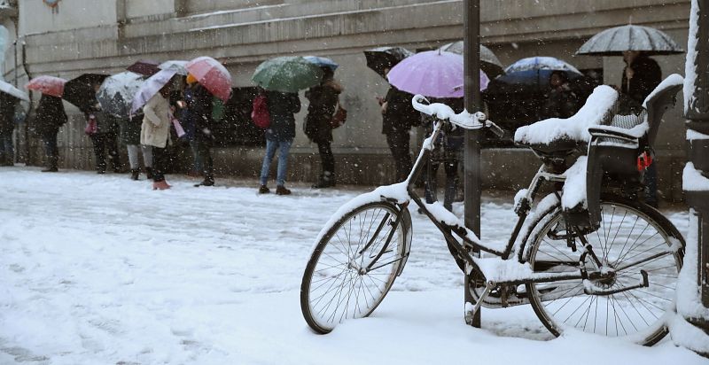 Bilbao amanece bajo una intensa nevada