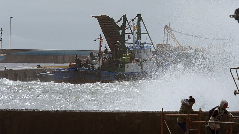 Barcos de carga con maquinaria pesada en el muelle de Gran Tarajal, en Fuerteventura