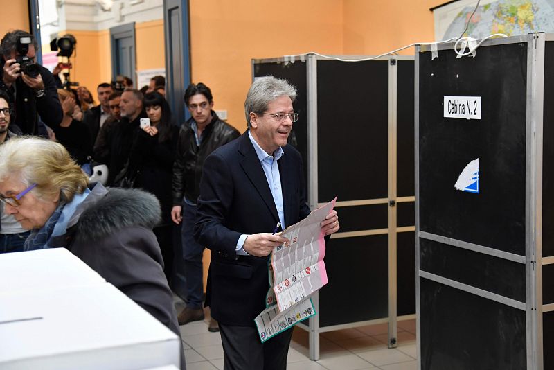 Paolo Gentiloni prepara su voto en un colegio electoral de Roma