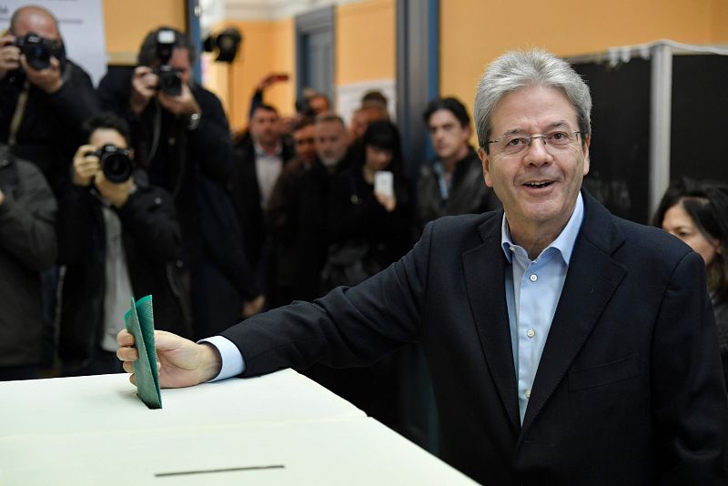 El primer ministro italiano, Paolo Gentiloni, vota