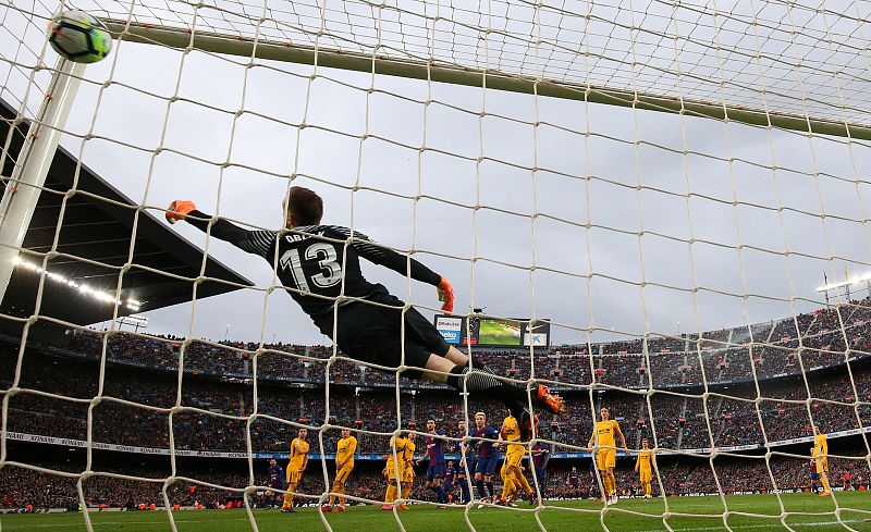 Ahí la ha colocado Messi. Imparable para Oblak pese a su buena estirada.