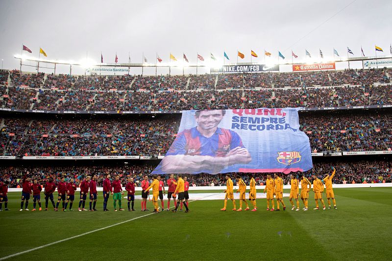 En los momentos previos al partido se rindió homenaje al recientemente fallecido Quini, que fuera exjugador del Barcelona.