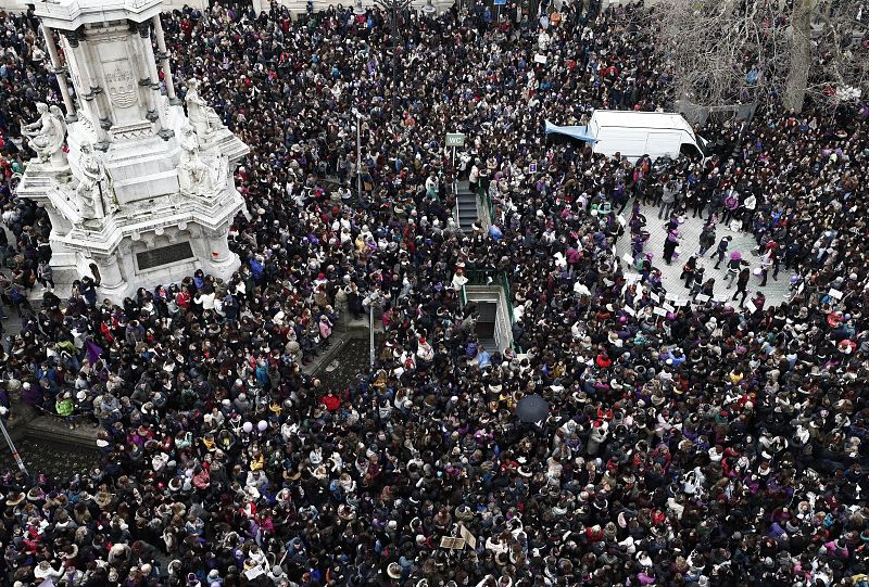 Miles de personas se han concentrado frente al Monumento a los Fueros en el Paseo Sarasate de Pamplona en apoyo a la huelga feminista.