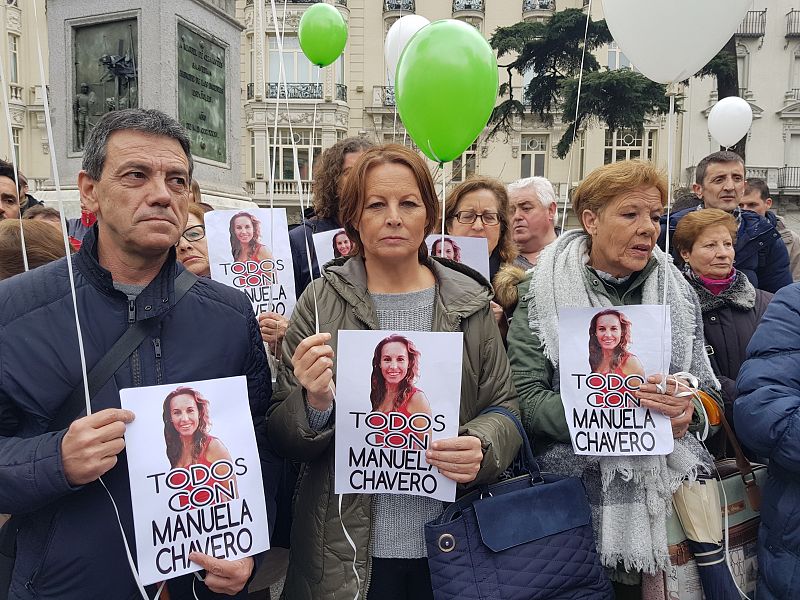 Familiares de Manuela Chavero se concentran frente al Congreso