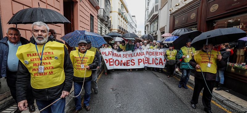 Manifestación convocada por los sindicatos mayoritarios, UGT y CCOO, y diversos colectivos en Sevilla, para reclamar un sistema público de pensiones "viable y digno"