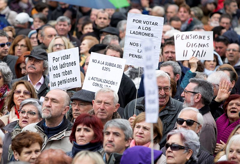 Miles de personas se han concentrado pese a la lluvia en la plaza del Pilar de Zaragoza, para exigir la defensa del sistema público de pensiones