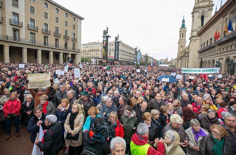 Miles de personas se han concentrado en la plaza del Pilar de Zaragoza para exigir que las pensiones sean "dignas"