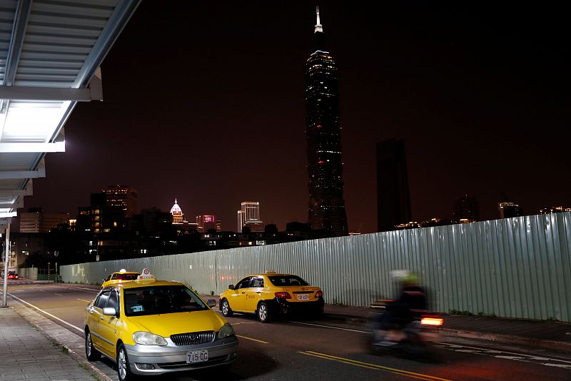 El rascacielos Taipei 101 apaga sus luces durante la Hora del Planeta