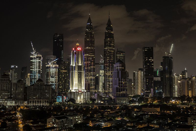 Las Torres Petronas con las luces apagadas dominan el skyline de Kuala Lumpur