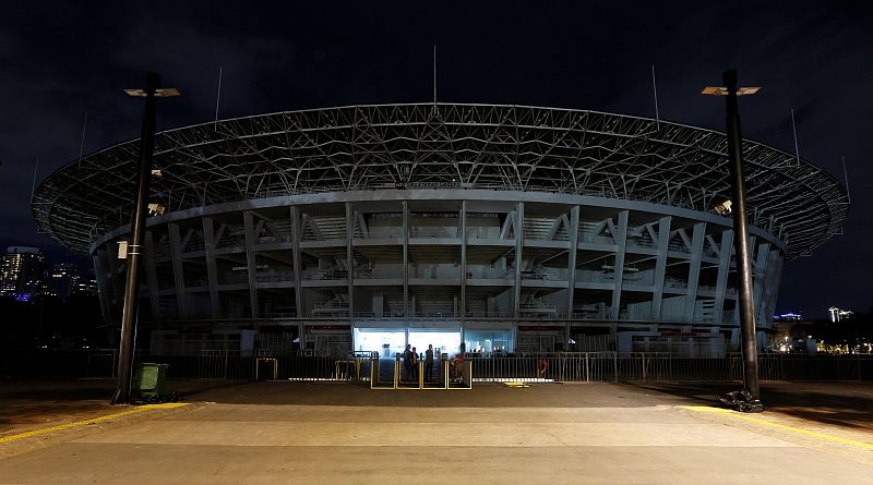 Vista general del estadio Gelora Bung Karno en la capital de Indonesia, Jakarta, con las luces apagadas