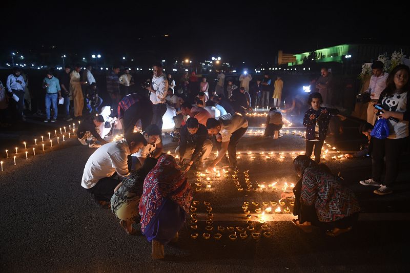 Un grupo de personas enciende velas en la capital de Pakistán, Islamabad, con motivo de la Hora del Planeta