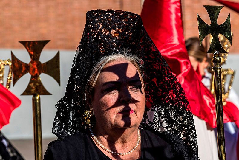 Una señora con mantilla participa en la procesión del Divino Cautivo que este Jueves Santo recorre las calles de Madrid.