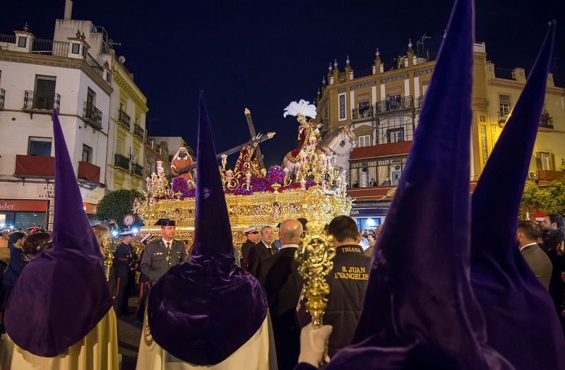 El Cristo de las Tres Caídas de la Hermandad de La Esperanza de Triana durante su estación de Penitencia