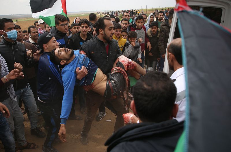Trasladan a un joven palestino herido en los enfrentamientos en la frontera