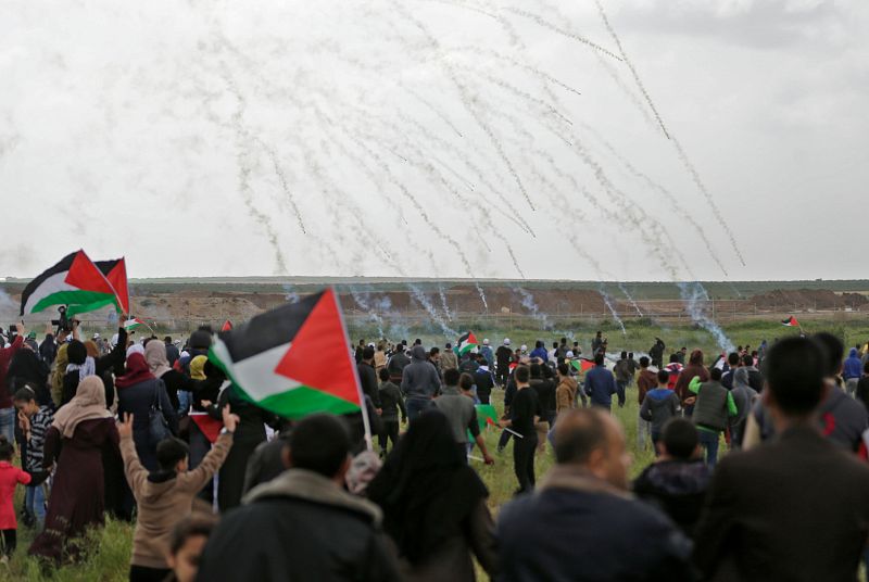 Soldados israelíes lanzan gases lacrimógenos a los palestinos que protestan en la frontera