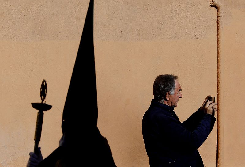 Un momento de una de las procesiones de la Semana Santa Marinera de Valencia, que ha acudido con sus imágenes a orillas de la playa en el barrio valenciano del Cabanyal, para "rezar por todos los ahogados en el mar, pescadores, marineros e inmigrante