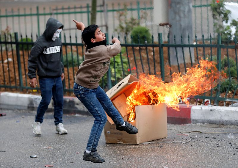 Un palestino lanza un cóctel molotov contra soldados israelíes durante los enfrentamientos en Hebron, Palestina