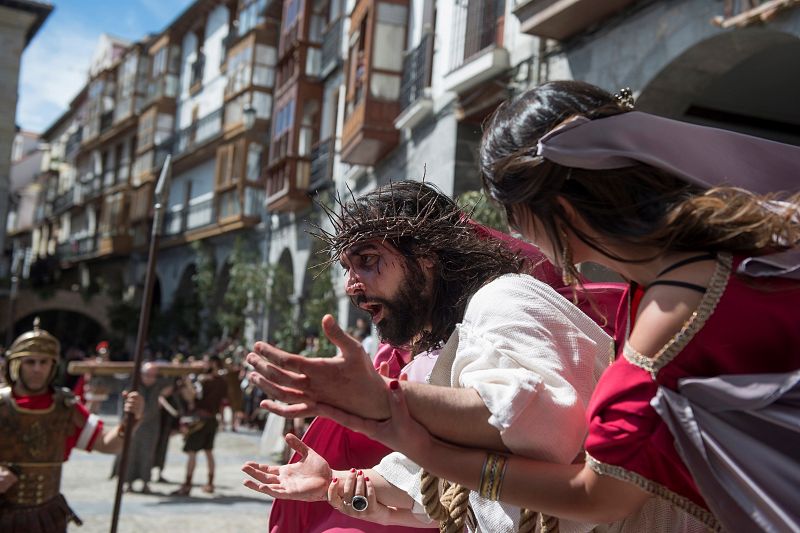 El viacrucis popular de Castro Urdiales ha vuelto a congregar, en esta 34 edición, a miles de personas procedentes de todos los puntos de España y del extranjero