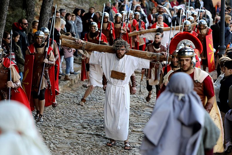 Representación teatral por parte de los vecinos de Alcorisa del drama de la Pasion y muerte de Jesucristo