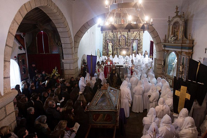 Varios cofrades durante el sermón del Descendimiento, dentro de la iglesia de San Mamés debido a la meteorología adversa, que ha obligado a suspender el desfile del Santo Entierro