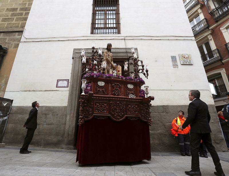 La imagen de Jesús del Perdón sale de la Iglesia del Santísimo Cristo de la Fé para recorrer las calles de Madrid en la Procesión de El Silencio