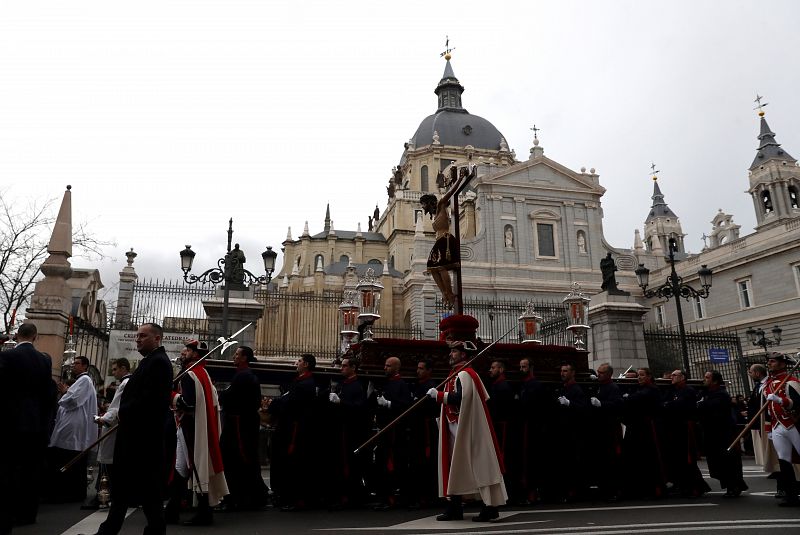 El Cristo de Los Alabarderos sale del Palacio Real para procesionar por las calles de Madrid en la noche del Viernes Santo