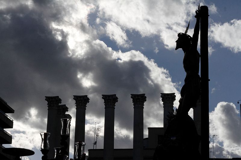 El Cristo de la Expiración pasando junto al templo romano de Córdoba durante su estación de penitencia