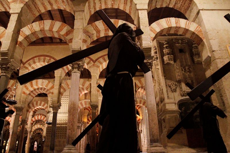 Nazarenos de la hermandad de la Soledad a su entrada en la Mezquita - Catedral de Córdoba durante su estación de penitencia