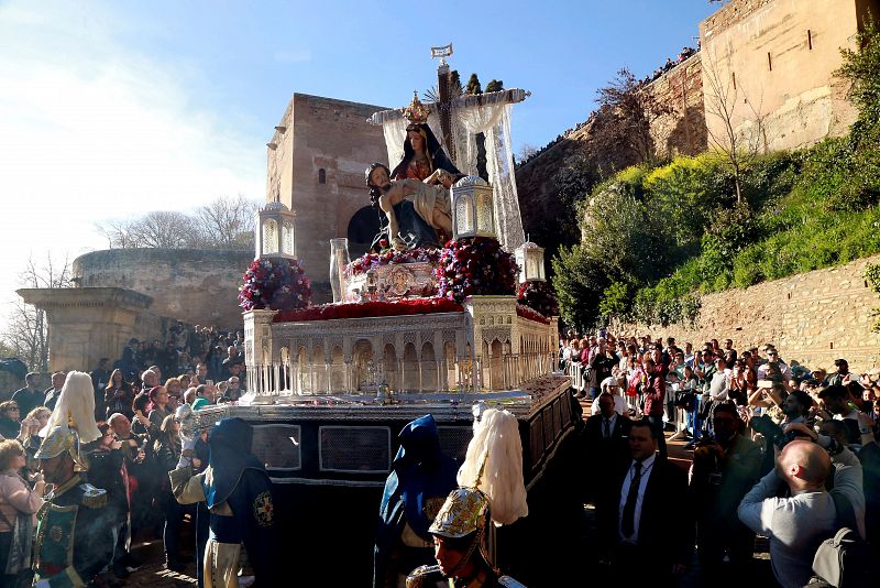 Santa María de la Alhambra tras pasar por la Puerta de la Justicia durante su procesión de Sábado Santo en Granada