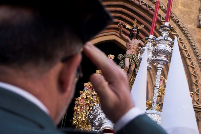 El Cristo resucitado de la Hermandad de la Resurrección de Sevilla, a su salida del Templo para procesionar por las calles de la ciudad