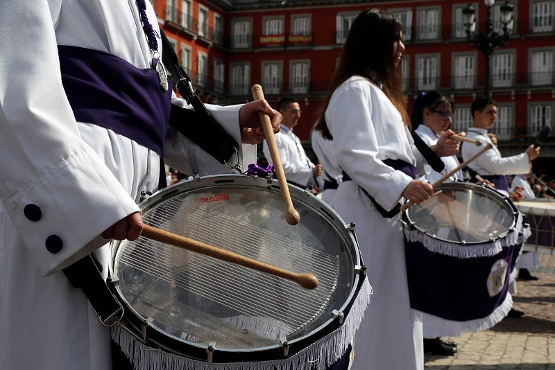 La tradicional tamborrada del Domingo de Resurrección en la Plaza Mayor, organizada este año por La Real e Ilustre Congregación de Nuestra Señora de la Soledad y Desamparo y el Ayuntamiento de Madrid