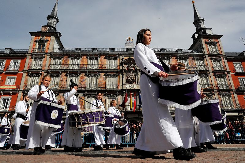 La tradicional tamborrada del Domingo de Resurrección en la Plaza Mayor, organizada este año por La Real e Ilustre Congregación de Nuestra Señora de la Soledad y Desamparo y el Ayuntamiento de Madrid