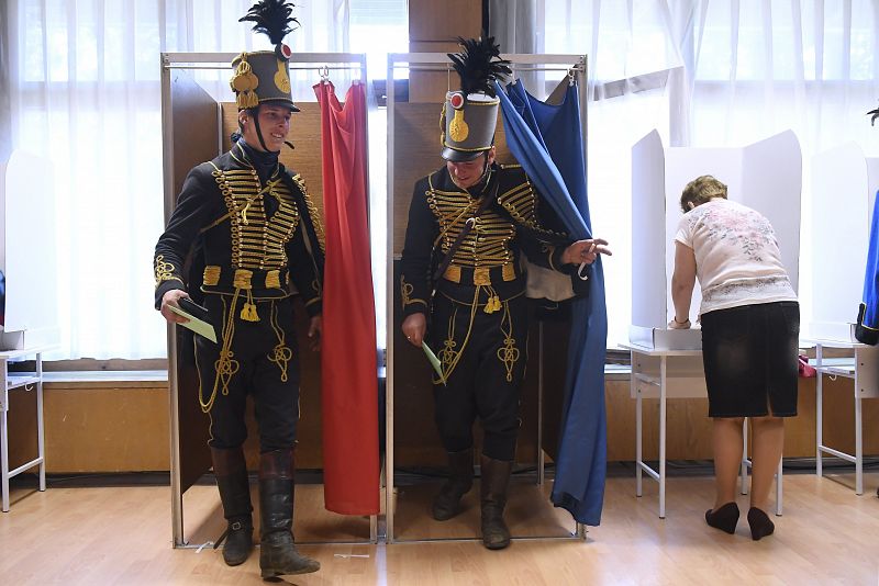 Turtsanyi Gabor y Denes Juhasz acuden a votar en un colegio electoral de Vac ataviados con el uniforme tradicional de los húsares