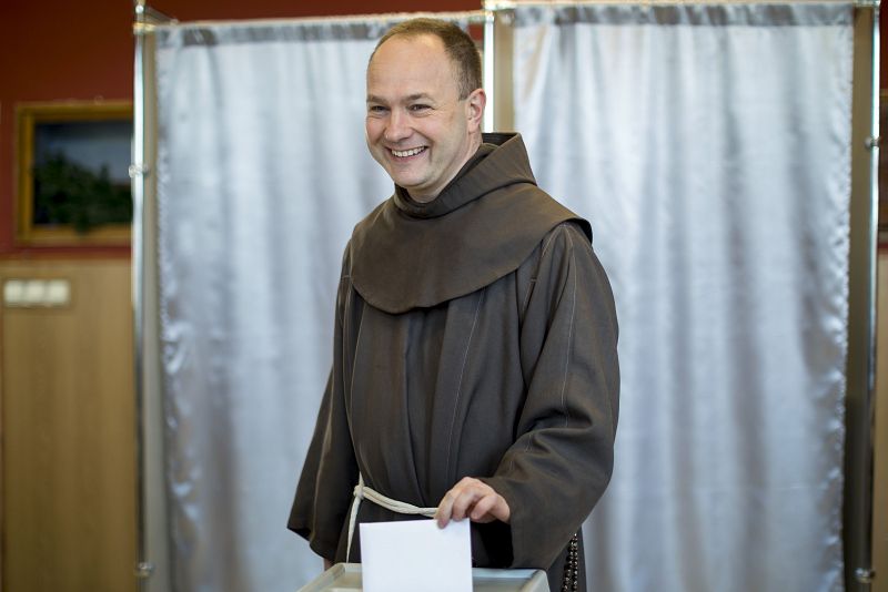El hermano franciscano Peregrin Kalman deposita su voto en un colegio electoral en Budapest