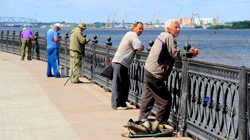 Astrakhan. Pescadores esperando a su próxima pesca