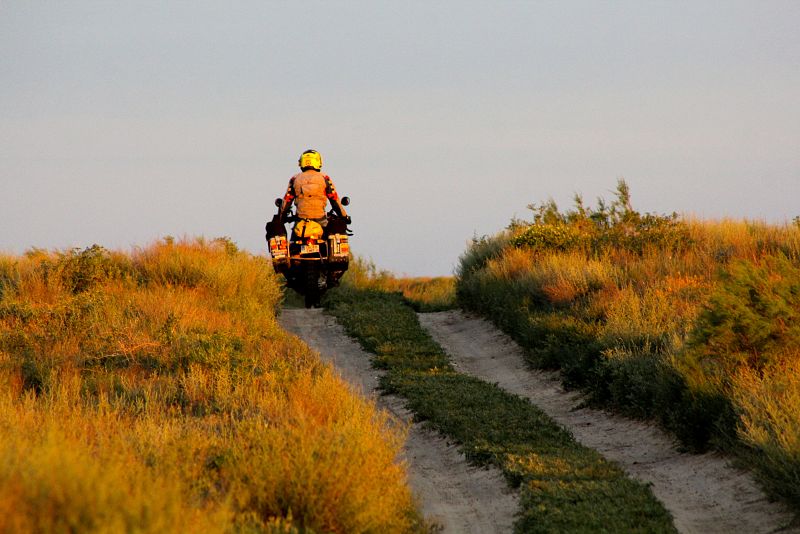 Kazajistán. Miquel Silvestre recorriendo al amanecer uno de los muchos caminos de la estepa kazaja