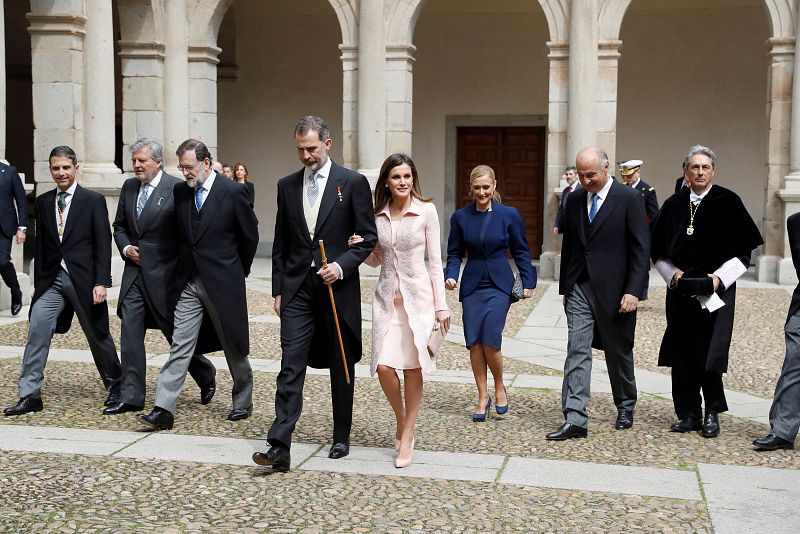 Los reyes a su llegada al acto de entrega del Premio Cervantes 2017