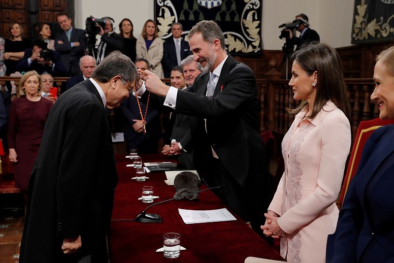 Felipe VI impone la medalla del Premio Cervantes a Sergio Ramírez