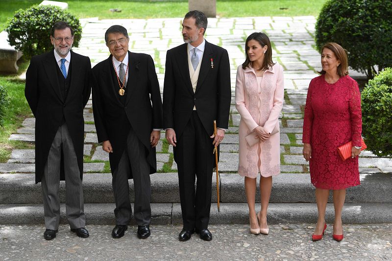 Ramírez y su mujer junto a Rajoy y los reyes tras la entrega del Premio Cervantes 2017