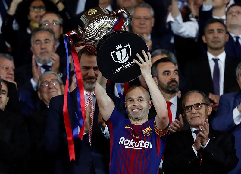 El rey Felipe VI entrega la Copa a Iniesta.