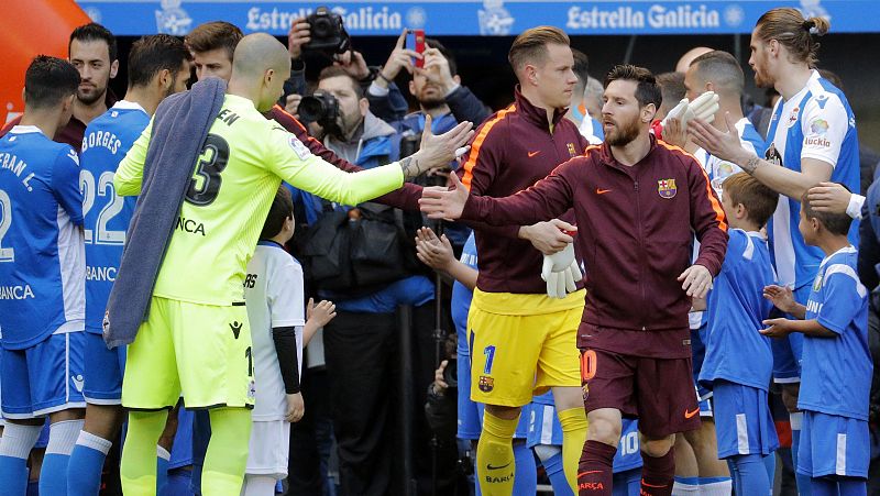 Los jugadores del Deportivo hacen el pasillo al Barcelona.