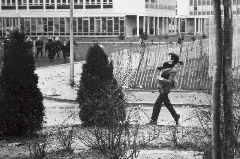 Mayo del 68 - Un estudiante corriendo durante la huelga general