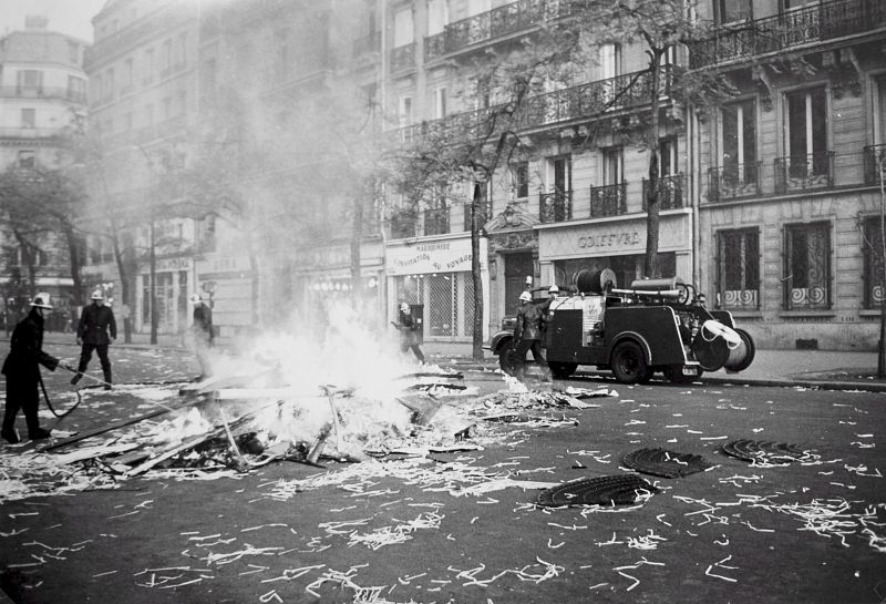 Mayo del 68 - La Policía trata de apagar un fuego