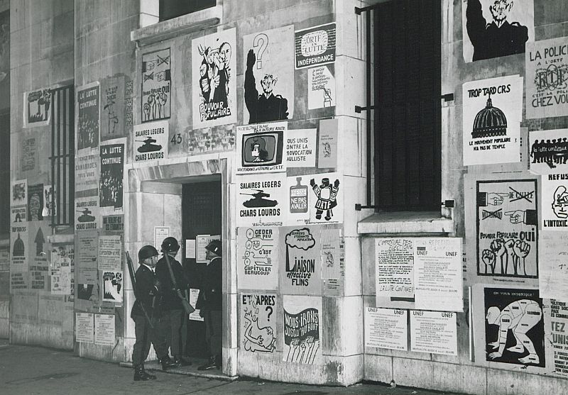 El exterior de la Facultad de Medicina, lleno de carteles