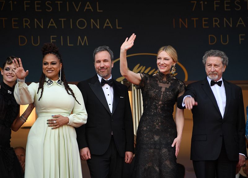Los miembros del jurado, Kristen Stewart, Ava DuVernay, Denis Villeneuve, la presidenta Cate Blanchett, y Robert Guediguian.