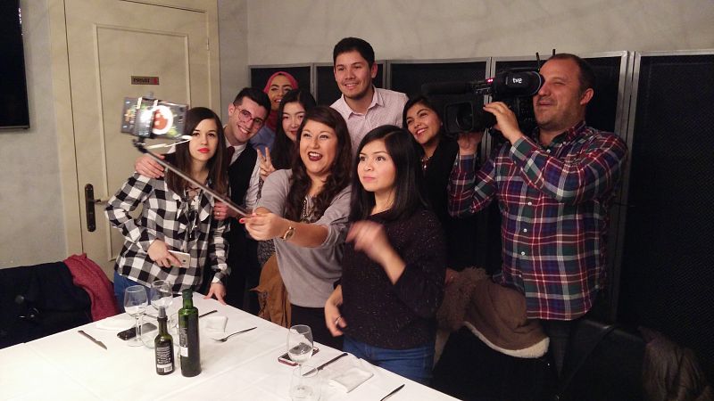 El cámara Iván Bayón grabando el selfie de Ramia y sus amigas