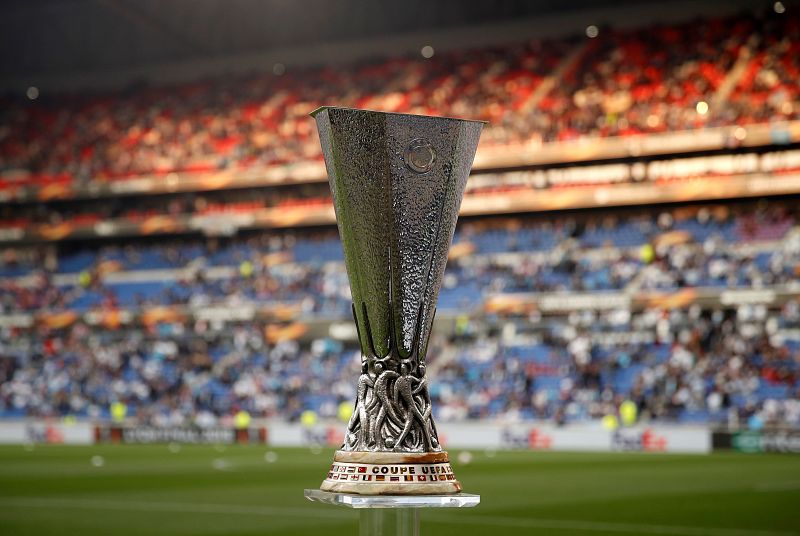 Vista del trofeo de la Liga Europa en el estadio en Lyon.