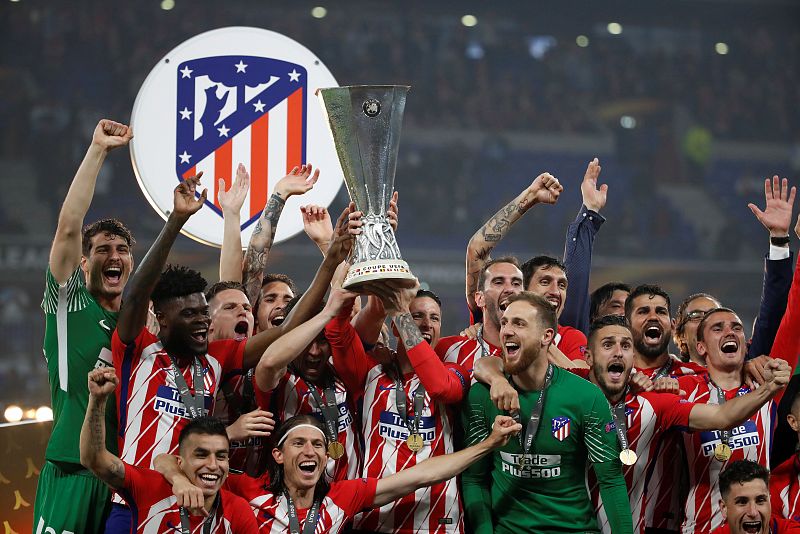 Fernando Torres recibe de Felipe VI el trofeo de la Europa League.